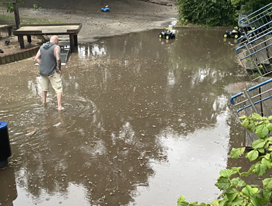 Schulhof unter Wasser